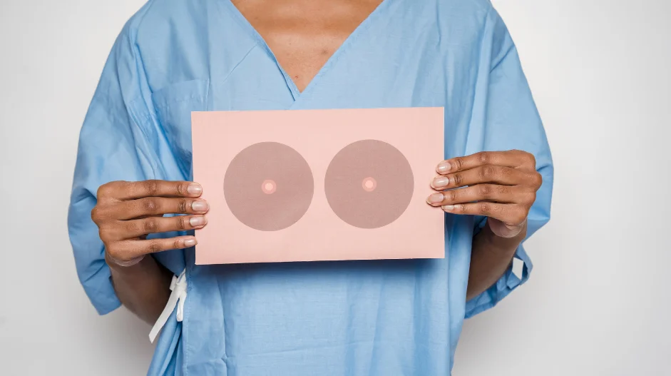Une femme en blouse qui représente le dépistage du cancer du sein